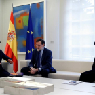 El presidente del Gobierno, Mariano Rajoy, junto a la vicepresidenta Soraya Sáenz de Santamaría, conversa con el presidente de Societat Civil Catalana, José Rosiñol, durante el encuentro que han mantenido hoy en el Palacio de la Moncloa.