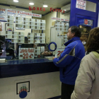 Clientes ayer eligiendo su número en la administración de lotería de la calle del Carme de Lleida. 