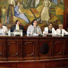 La presidenta i els vicepresidents de la Diputació de Lleida vestits de blanc durant el ple en protesta pel judici del 'procés'.