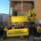 Els manifestants van acompanyar Riu amb pancartes al jutjat de Tremp, on va prestar declaració.
