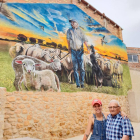 Lily Brik i Llorenç Manuel al costat del mural.