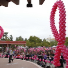 Llaços roses en una marxa contra el càncer de mama