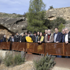 Foto de grup, ahir després de l’acte institucional i vora les pintures rupestres de la Roca dels Moros.
