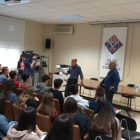 Un momento de la charla de Josep Pallàs y el padre de Pau Costa en el colegio Lestonnac Lleida. 