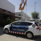 Un coche de los Mossos d’Esquadra, ayer al mediodía ante el restaurante de Balaguer.