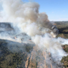 Una trentena de dotacions dels Bombers treballen en un incendi forestal a Maials
