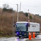 L'autobús de la Guàrdia Civil amb els nou presos independentistes surt de la presó de Brians.