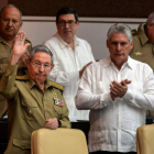 Raúl Castro, vora el candidat Miguel Díaz-Canel, en una imatge d’arxiu.