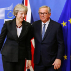 Theresa May i Jean-Claude Juncker, abans de la reunió.