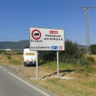 Un dels senyals que informen de la desviació obligatòria de camions en un carretera de la Generalitat.