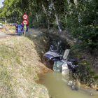 Vista del vehículo del fallecido tras caer al canal en Vallfogona de Balaguer a finales de julio. 