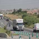 Camiones circulando por al N-240 entre Les Borges y Lleida. 