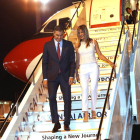 El president del Govern espanyol, Pedro Sánchez, i la seua dona, Begoña Gómez, a l’arribar a Osaka.