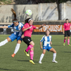 Una jugadora de l’AEM i una de l’Espanyol lluiten per una pilota.