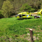 Imagen del helicóptero del SEM que evacuó al motorista herido, que falleció en el hospital de Berga. 