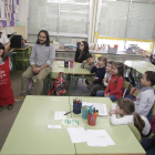 Çagla y Nico, durante una clase de inglés en la que ayudan a la profesora a enseñar el idioma.