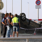 El coche que utilizaron los terroristas en Cambril acabó volcado en un control de los Mossos .