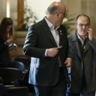 El diputat de Junts per Catalunya Jordi Turull, al costat del portaveu parlamentari del grup, Eduard Pujol.