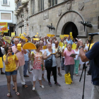 Els cantaires van mostrar objectes grocs per mostrar la condemna a la retirada del llaç groc de la Paeria per part de Groc&Lloc.