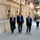 Bernat Solé, en el centro de la imagen, en su llegada al Tribunal Superior de Justicia de Cataluña.