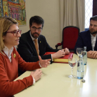 Elsa Artadi, Albert Batalla y Gerard Figueras ayer durante la reunión en el ayuntamiento de La Seu.