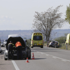 Accidente entre dos vehículos en la N-240 a su paso por el término de Lleida, ayer.