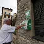 Un veí contempla el desfibril·lador ubicat a l’avinguda Comtes del Pallars de Sort.