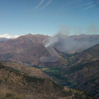 37 dotaciones de Bombers trabajan en un incendio en la Guingueta d'Àneu