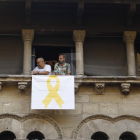 L'ajuntament de Lleida torna a penjar el llaç groc a la façana