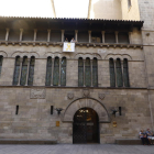 El lazo amarillo en la fachada de la Paeria fue colocado de nuevo el 9 de agosto tras haber sido descolgado por un grupo españolista.