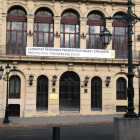 La pancarta colgada en la fachada de la avenida Blondel.