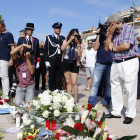 Roque Oriol, vidu de la víctima mortal de l'atemptat de Cambrils, emocionat davant del Memorial per la Pau, ple de flors, l'agost passat, en el primer aniversari de l'atemptat.