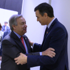 El govern espanyol, Pedro Sánchez, saluda el secretari general de l'ONU, Antonio Guterres, abans d'inaugurar la COP25.