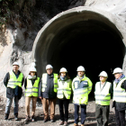 El secretario de Infraestructuras y Movilidad, Isidre Gavín, y varios alcaldes del Alt Urgell, este martes en la salida de la galería de evacuación del túnel de Tresponts situada en la parte sur, ya excavada.