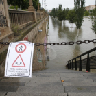 Un dels accessos a la canalització del Segre a Lleida, tallat aquest dimecres.