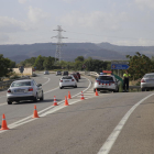 Imatge d’un dispositiu dels Mossos a peu de l’N-240 informant de la desviació de camions.