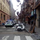Dispositivo policial por la reyerta, ayer, en Lleida.