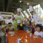 Alguns dels nens que ahir van participar en un taller de fruita a la Fira de Sant Miquel.
