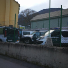 Furgons de la Guàrdia Civil estacionats ahir a la caserna de Bossòst.