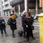 Alguns lleidatans van quedar ahir a la rambla Ferran i van enviar postals al Constitucional.