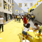Calle alfombrada de amarillo en favor de los presos en Les Borges.