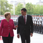 Angela Merkel y Pedro Sánchez conversan tras pasar revista a las tropas.