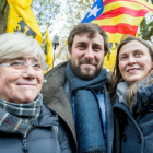 Los tres exconsellers Clara Ponsatí, Toni Comín y Meritxell Serret durante la concentración en Bruselas.