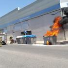 Un incendio calcina un contenedor en la calle Alcalde Porqueres