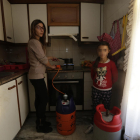 Sheila Rizquez junto a su hija en su casa  de Torrefarrera, en la que llevan dos meses sin luz. 