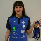 Paula Juste posa con las cuatro medallas conseguidas en Gijón.