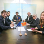 L'expresident de la Generalitat Carles Puigdemont i el president del Parlament, Roger Torrent (2e), al costat dels exconsellers Clara Ponsatí (2d) i Lluís Puig (3d) -ambdós de JxC- i Meritxell Serret (d) i Toni Comín (e) -ambdós d'ERC-, durant la seva reunió a Brussel·les, Bèlgica.