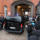Expectación al llegar a la cárcel de Neumünster la furgoneta donde se creía que iba Puigdemont. 