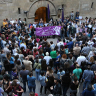 Imatge de la concentració d’ahir a la plaça de la Paeria de Lleida contra l’escassa condemna a La Manada.