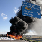 Los manifestantes quemaron neumáticos en la autovía entre Alcarràs y Soses. 